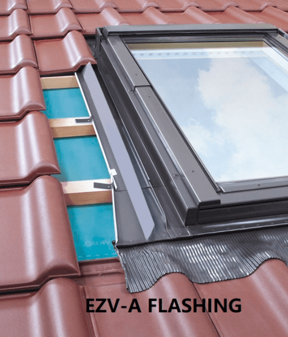 Centre Pivot Roof Window – White Acrylic Coated Pine (55cm x 118cm)