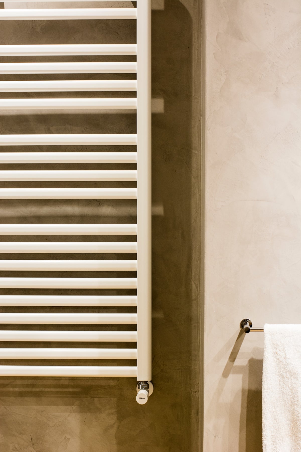 Do Towel Rails Heat the Bathroom? Exploring the Dual Purpose of Functi — Trade Superstore Online