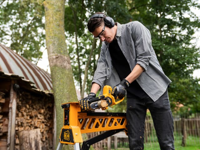 FIXXPACK One-Handed Chainsaw 12V 1 x 2Ah Battery