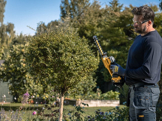 DCMHT520N Compact Hedge Trimmer 18V Bare Unit