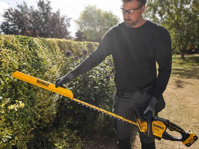 DCMHT567P1 XR Hedge Trimmer 18V 1 x 5.0Ah Li-ion