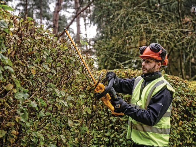 DCMHT563N XR Hedge Trimmer 18V Bare Unit