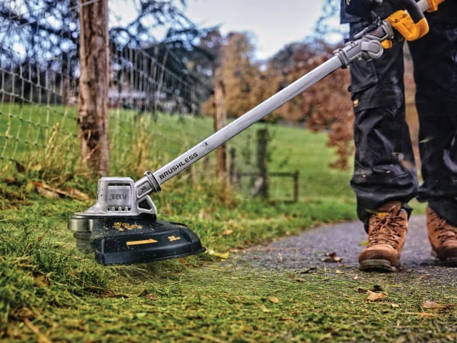 DCMST561P1 XR Brushless String Trimmer 18V 1 x 5.0Ah Li-ion