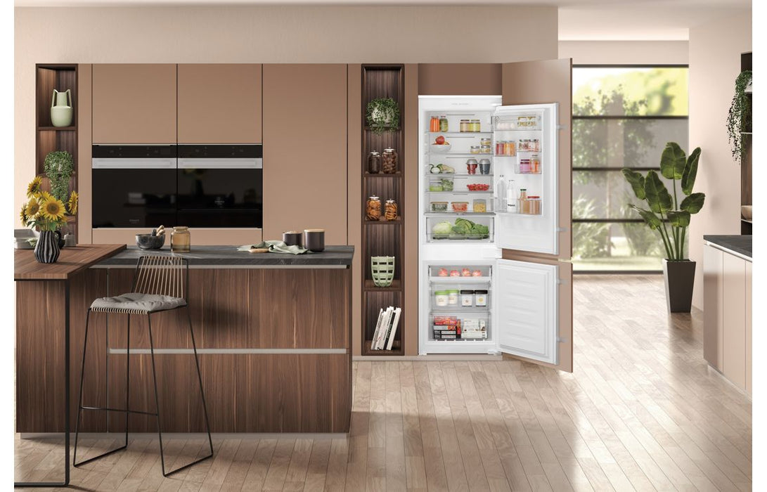 Hotpoint HTC18 T112 UK B/I Total No Frost 70/30 Fridge Freezer